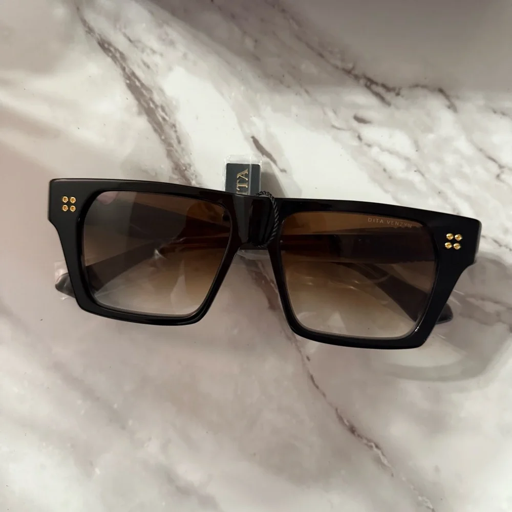 Dita Venzyn Sunglasses - Picture 2 of 8